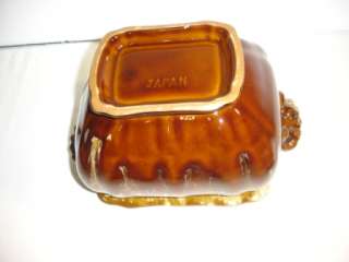 Brown drip Japan gravy with lid and underplate  
