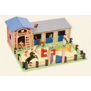  Le Toy Van Appleyard Riding School Playset TV422: Toys 