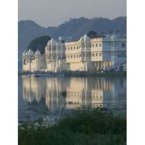 Lake Palace Hotel and Lake Pichola, Udaipur, Rajasthan, India 