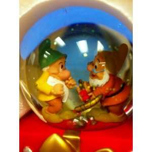  Disney Snow White, the Seven Dwarves Midi Globe Holiday 