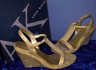 NIB ANNE KLEIN VIRTRUOS Gold Wedge T Strap Sandals 7.5  