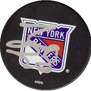  Nigel Dawes autographed Hockey Puck (New York Rangers 